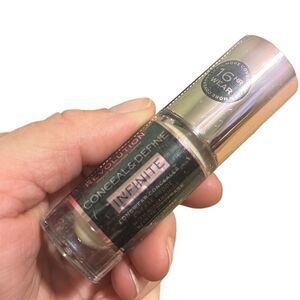 Makeup Revolution‎ Conceal & glow Foundation F1.5